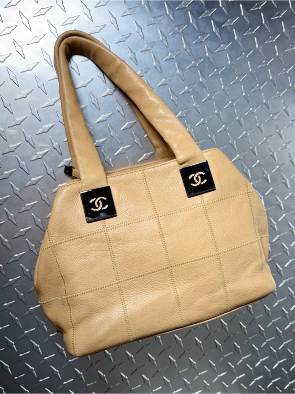 Chanel 2004 Vintage LAX Square Stitch Soft Caviar CC Tote in Beige - Picture 3 of 14